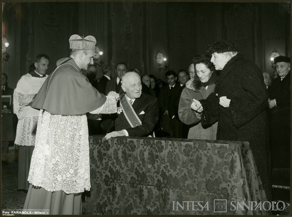 Momento della cerimonia di consegna delle insegne di Cavaliere di Gran Croce a Tommaso Gallarati Scotti, Milano, Cappella Arcivescovile, 14 novembre 1959 (Foto Farabola)