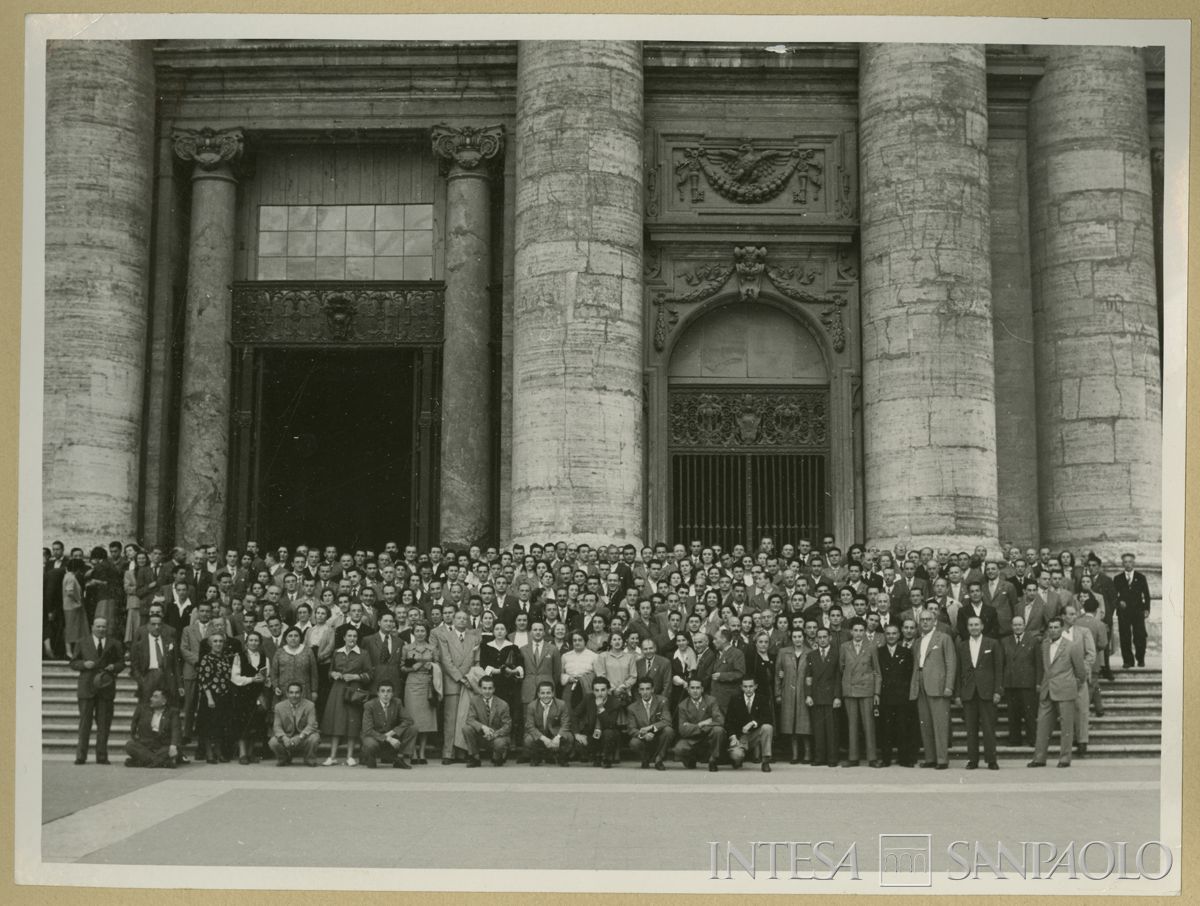 Il personale del Banco Ambrosiano davanti alla Basilica di S. Pietro, pellegrinaggio dell'Anno Santo 1950, 2-4 giugno 1950 (fotografo sconosciuto)