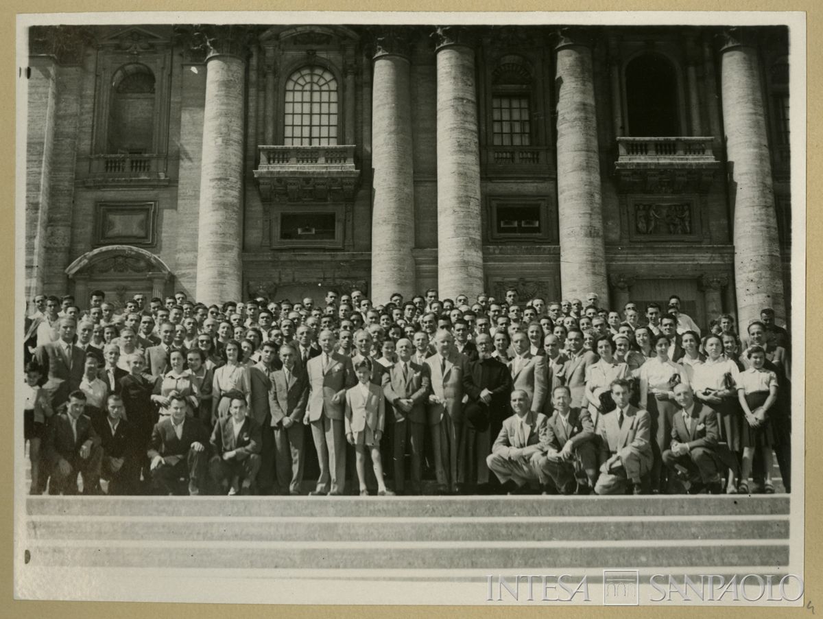 Il personale del Banco Ambrosiano davanti alla Basilica di S. Pietro, pellegrinaggio dell'Anno Santo 1950, 16-18 settembre 1950 (fotografo sconosciuto)