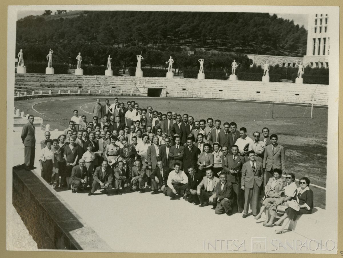 Il personale in visita allo Stadio dei Marmi a Roma Eur, 16-18 settembre 1950 (fotografo sconosciuto)