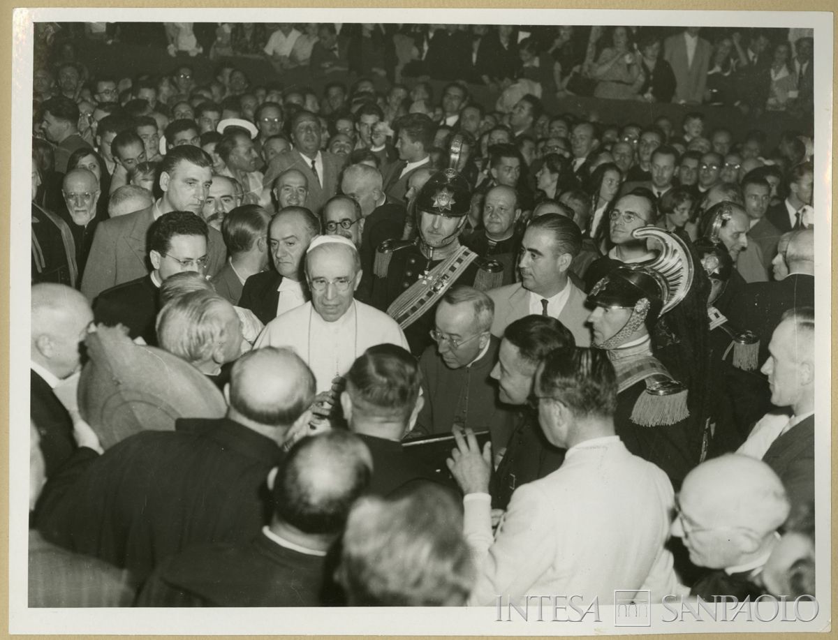 Papa Pio XII tra i pellegrini, Anno Santo 1950, 16-18 settembre 1950 (fotografo sconosciuto)
