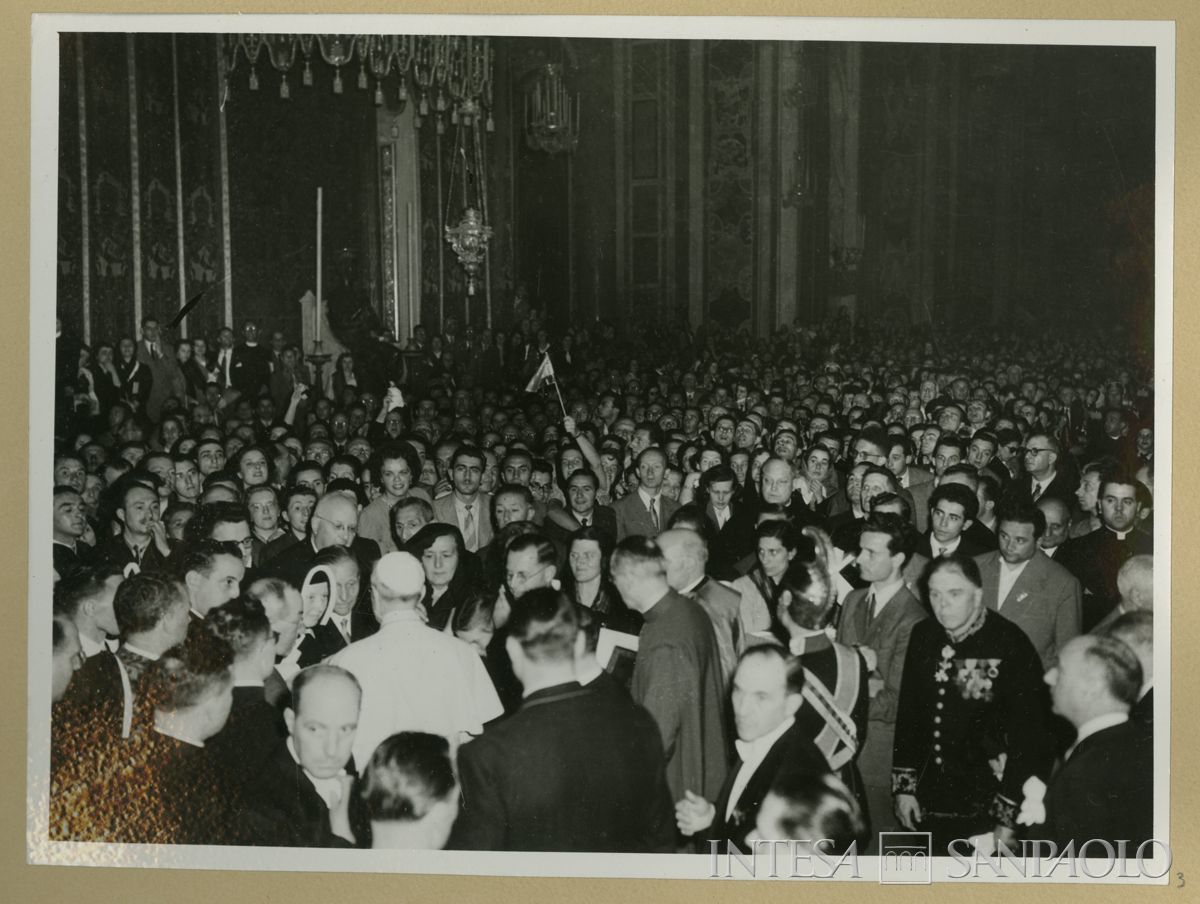 Papa Pio XII tra i pellegrini, Anno Santo 1950, 2-4 giugno 1950 (Pontificia fotografia Giuseppe Felici)