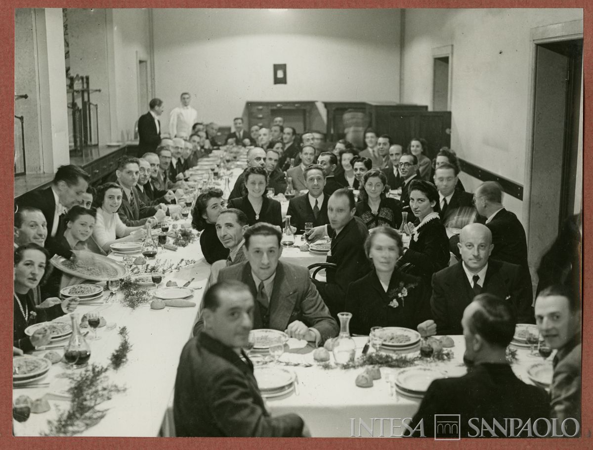 Cena del personale per il cinquantesimo di fondazione del Banco Ambrosiano, 1946 (Publifoto)