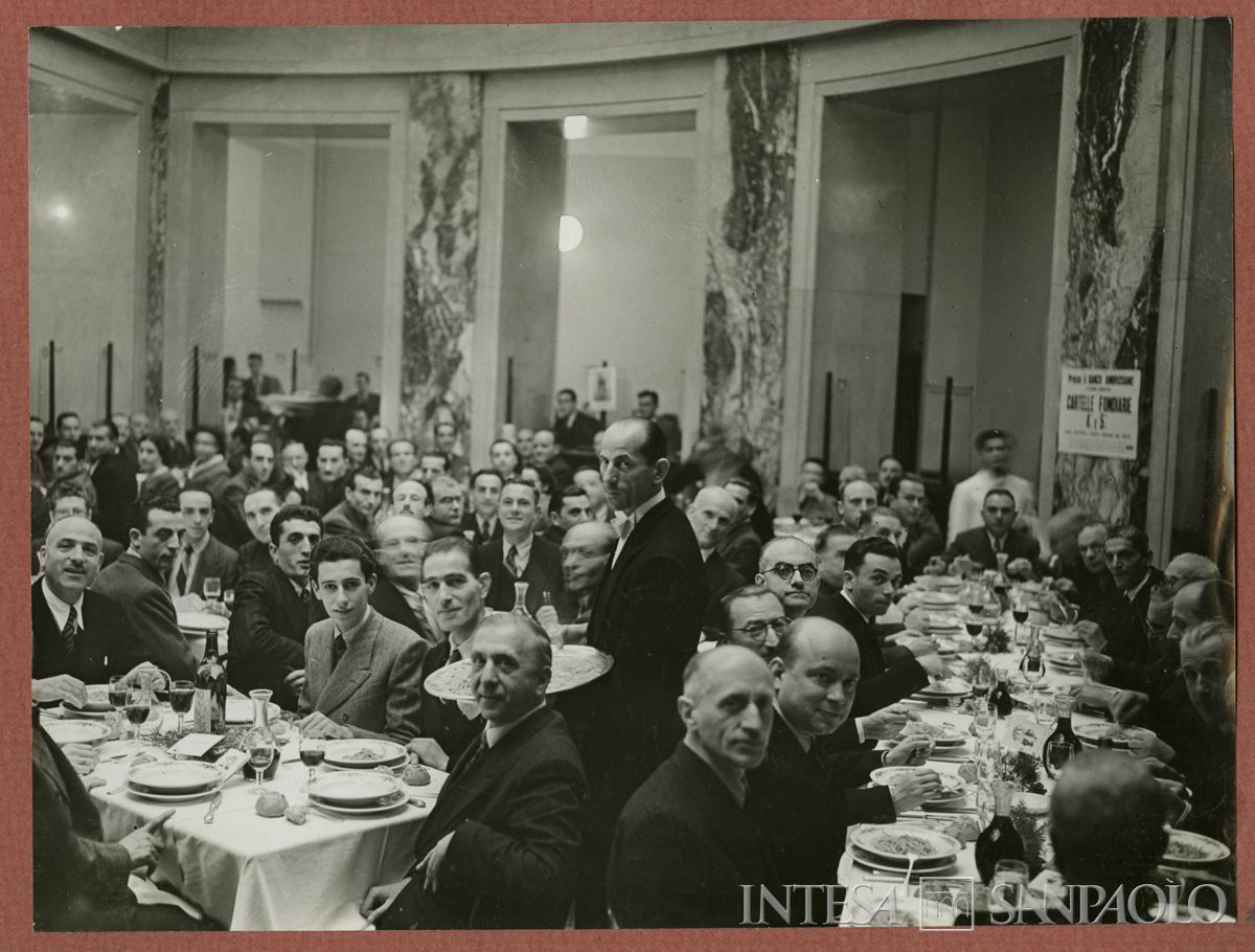 Cena del personale per il cinquantesimo di fondazione del Banco Ambrosiano, 1946 (Publifoto)