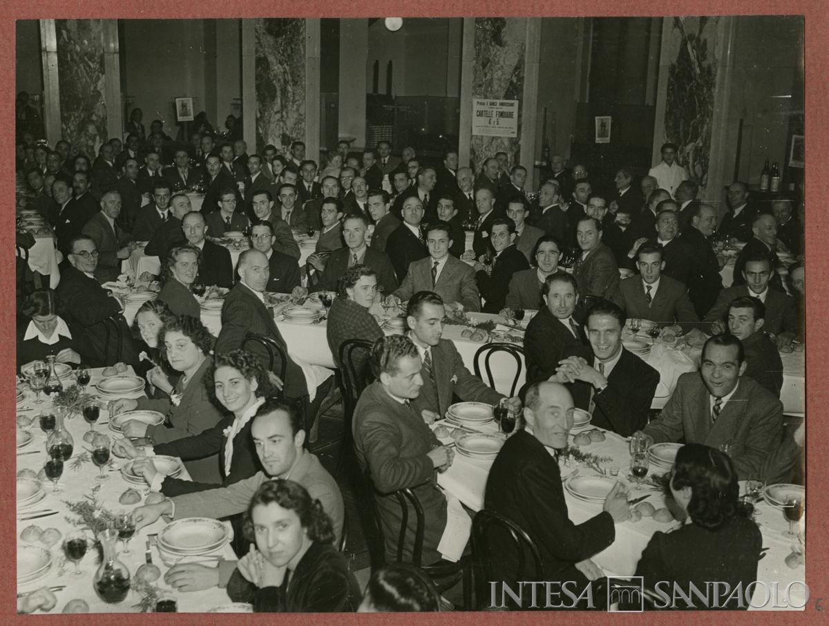 Cena del personale per il cinquantesimo di fondazione del Banco Ambrosiano, 1946 (Publifoto)