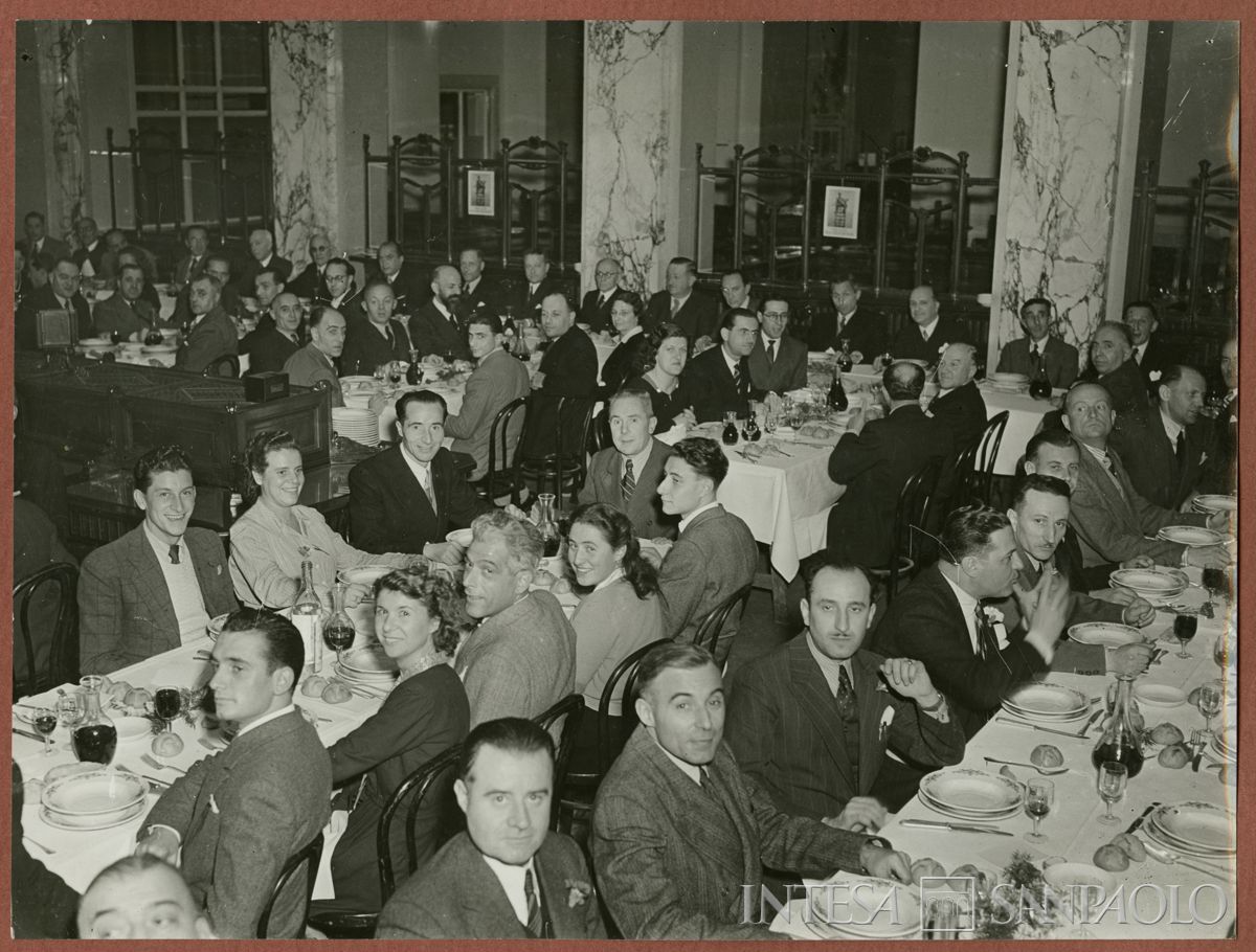 Cena del personale per il cinquantesimo di fondazione del Banco Ambrosiano, 1946 (Publifoto)