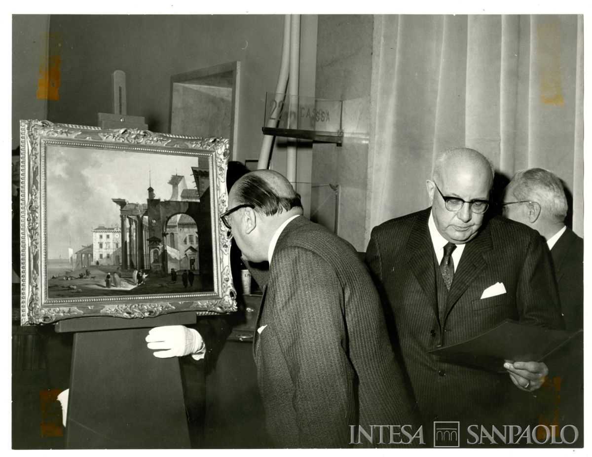 Quadro esposto al cinquantesimo di lavoro di Carlo Alessandro Canesi; secondo da destra Luigi Brusati, 7 dicembre 1963 (Publifoto)