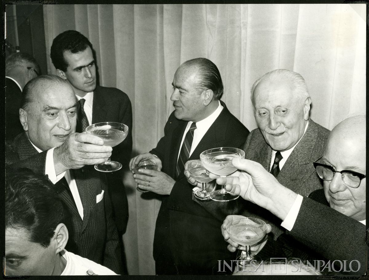 Brindisi al cinquantesimo di Carlo Alessandro Canesi (primo a sx); secondo a dx il presidente Tommaso Gallarati Scotti, 7 dicembre 1963 (Publifoto)