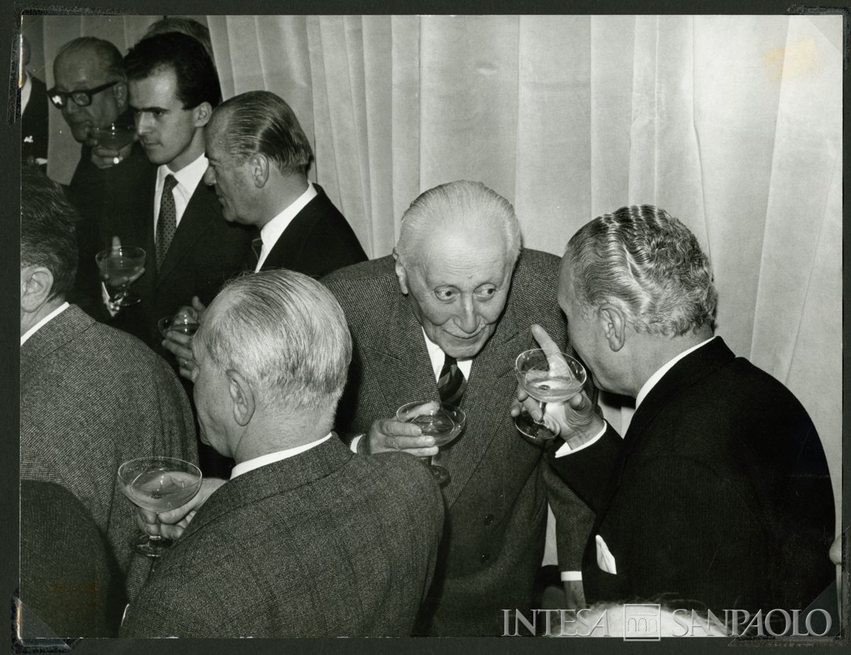 il presidente Tommaso Gallarati Scotti (al centro) al cinquantesimo di Carlo Alessandro Canesi, 7 dicembre 1963 (Publifoto)