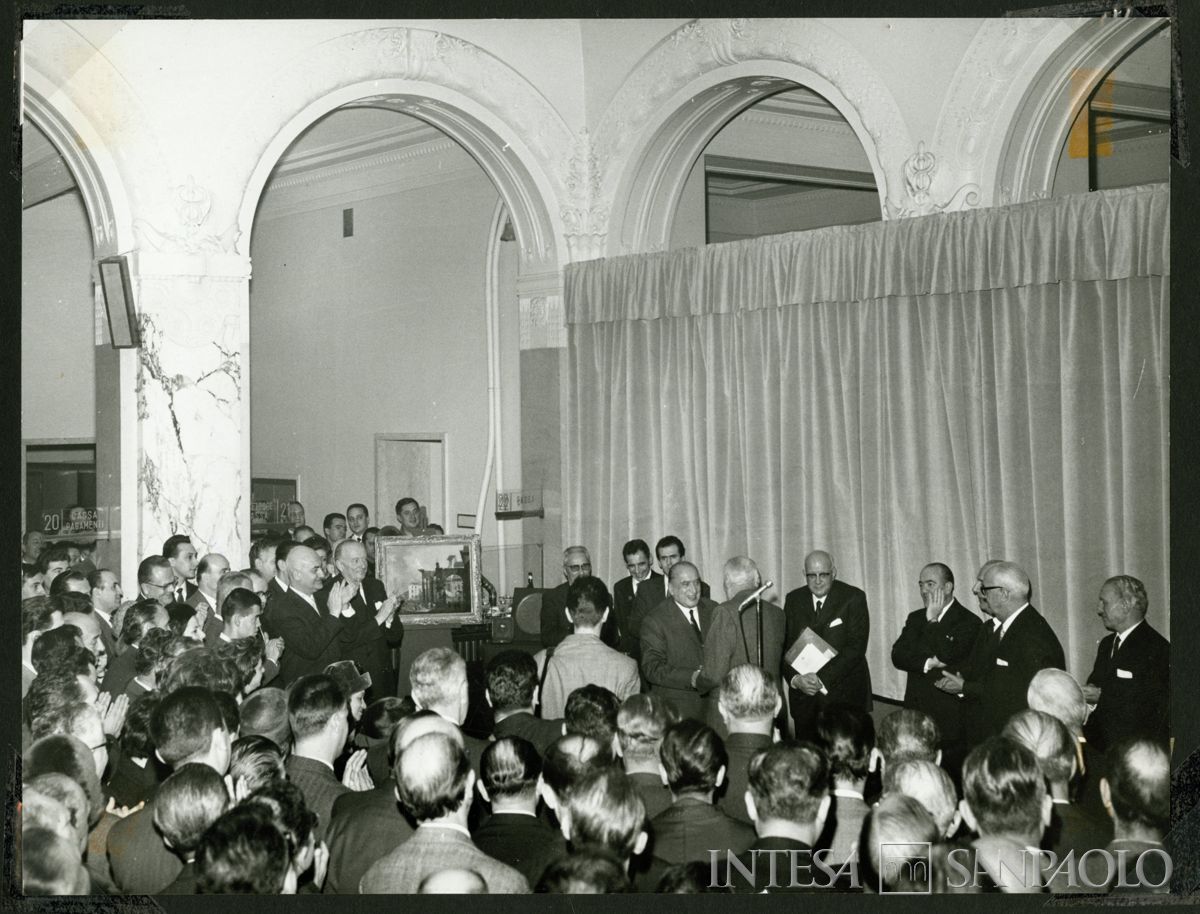Stretta di mano tra Carlo Alessandro Canesi e Tommaso Gallarati Scotti, 7 dicembre 1963 (Publifoto)
