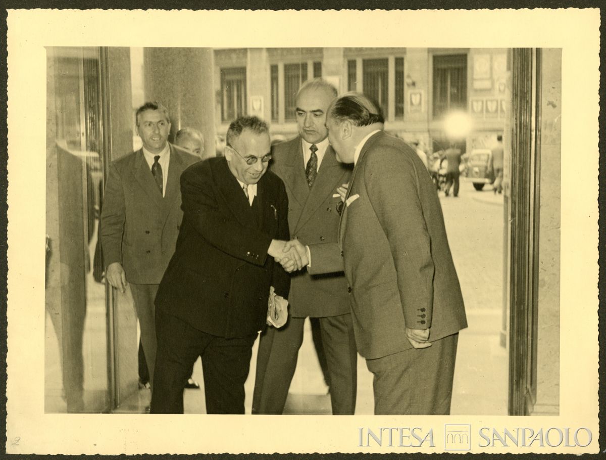 Visita di persona non identificata alla Sede del Banco Ambrosiano, post 1958 (N. Ferrario)