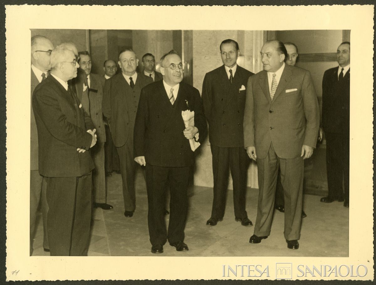 Visita di persona non identificata alla Sede del Banco Ambrosiano, post 1958 (N. Ferrario)