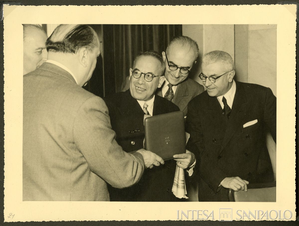 Consegna di targa a persona non identificata nella Sede del Banco Ambrosiano, post 1958 (N. Ferrario)