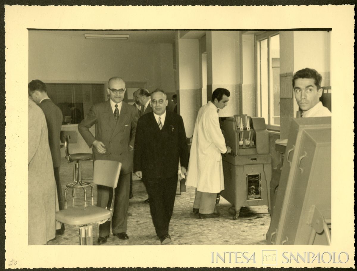 Visita di persona non identificata al Centro elettro-contabile del Banco Ambrosiano, post 1958 (N. Ferrario)