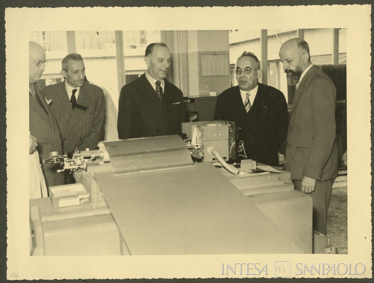 Visita di persona non identificata al Centro elettro-contabile del Banco Ambrosiano, post 1958 (N. Ferrario)