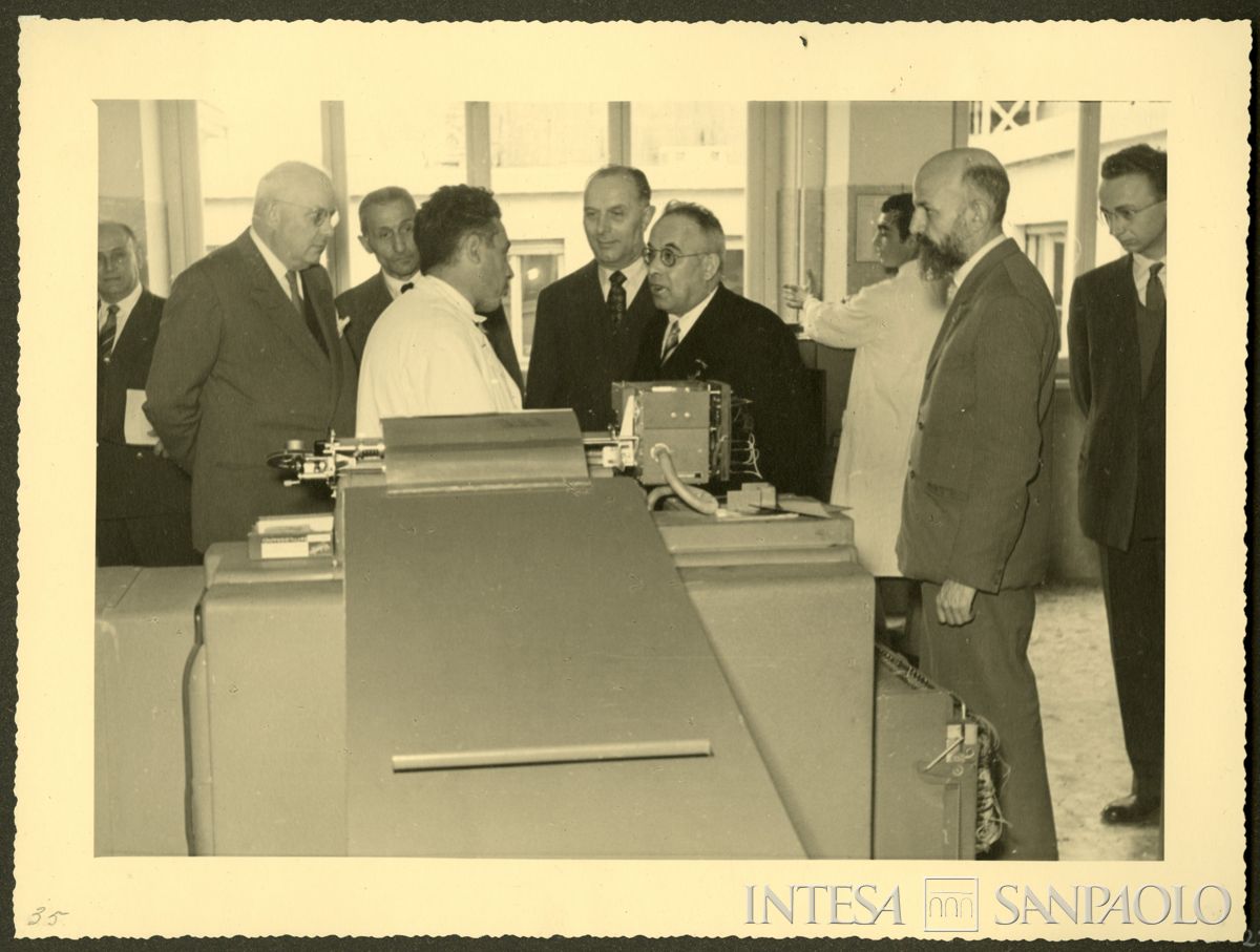 Visita di persona non identificata al Centro elettro-contabile del Banco Ambrosiano, post 1958 (N. Ferrario)
