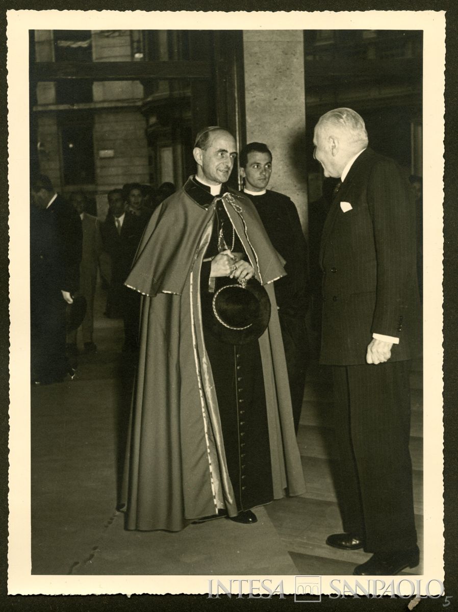 L'arcivescovo Giovanni Battista Montini accolto dal presidente del Banco Ambrosiano Tommaso Gallarati Scotti, 7 ottobre 1955 (Foto N. Ferrario)