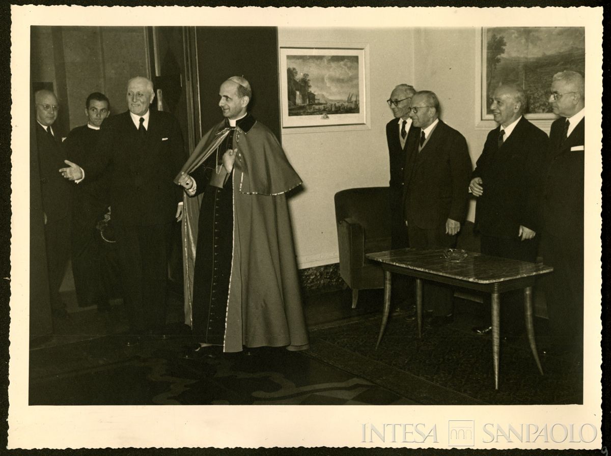 Visita dell'arcivescovo Giovanni Battista Montini alla sede del Banco Ambrosiano a Milano, 7 ottobre 1955 (Foto N. Ferrario)