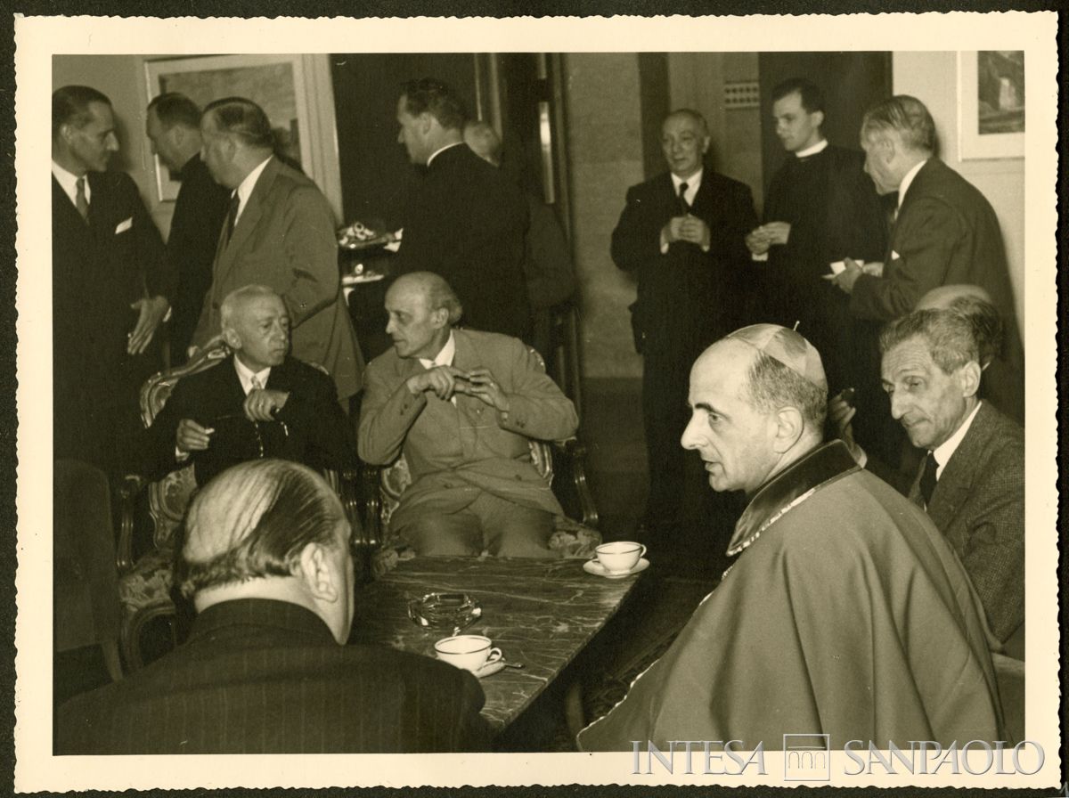 L'arcivescovo Giovanni Battista Montini alla sede del Banco Ambrosiano a Milano, 7 ottobre 1955 (Foto N. Ferrario)