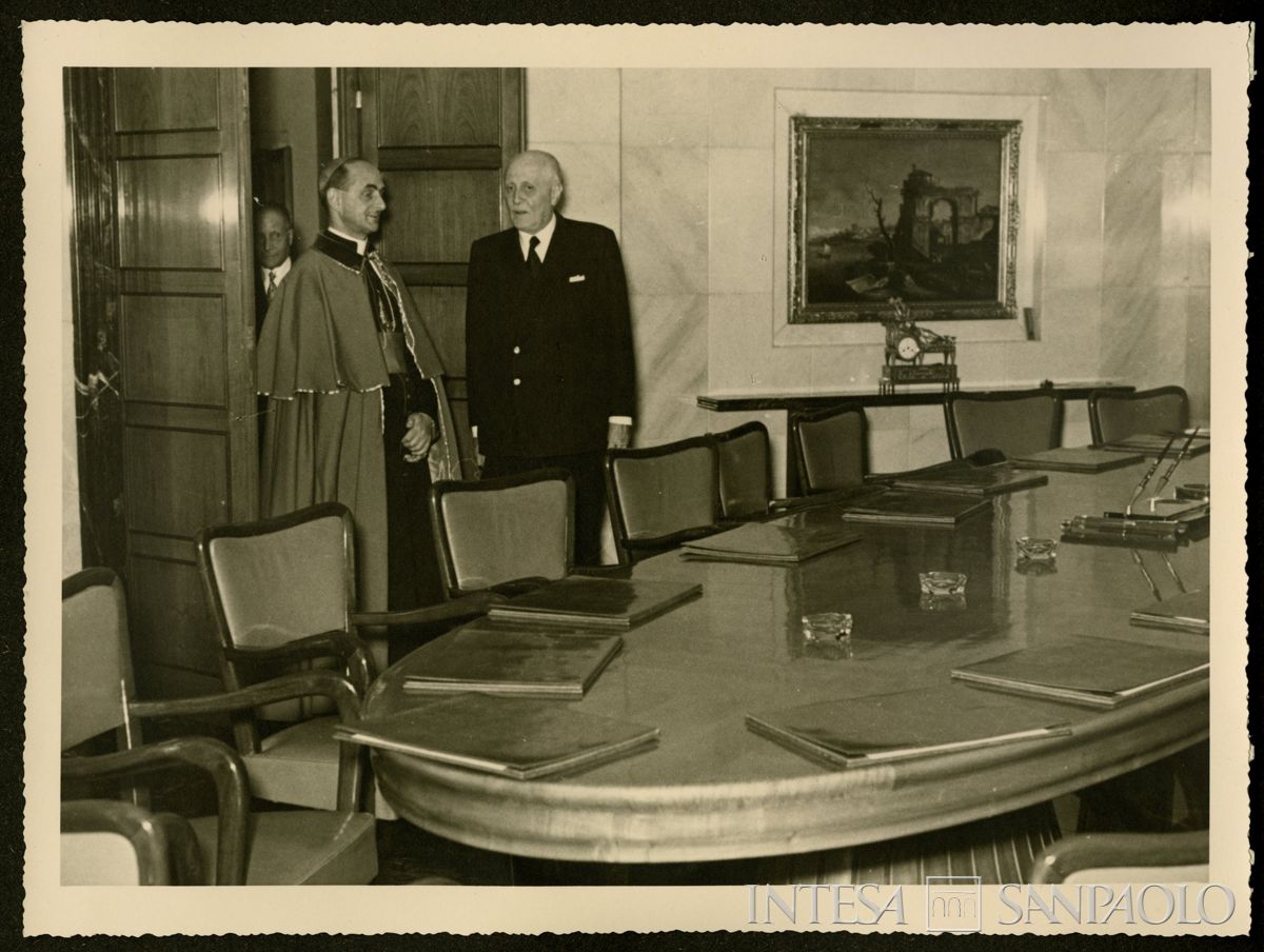 L'arcivescovo Giovanni Battista Montini con il presidente del Banco Ambrosiano Tommaso Gallarati Scotti nella sala del Consiglio della sede del Banco Ambrosiano, 7 ottobre 1955 (Foto N. Ferrario)