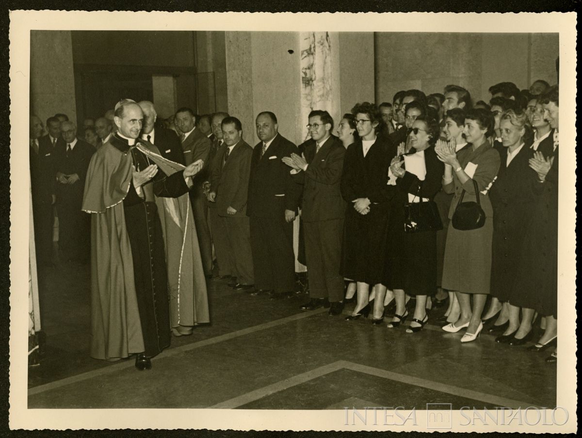 Visita dell'arcivescovo Giovanni Battista Montini alla sede del Banco Ambrosiano a Milano, 7 ottobre 1955 (Foto N. Ferrario)