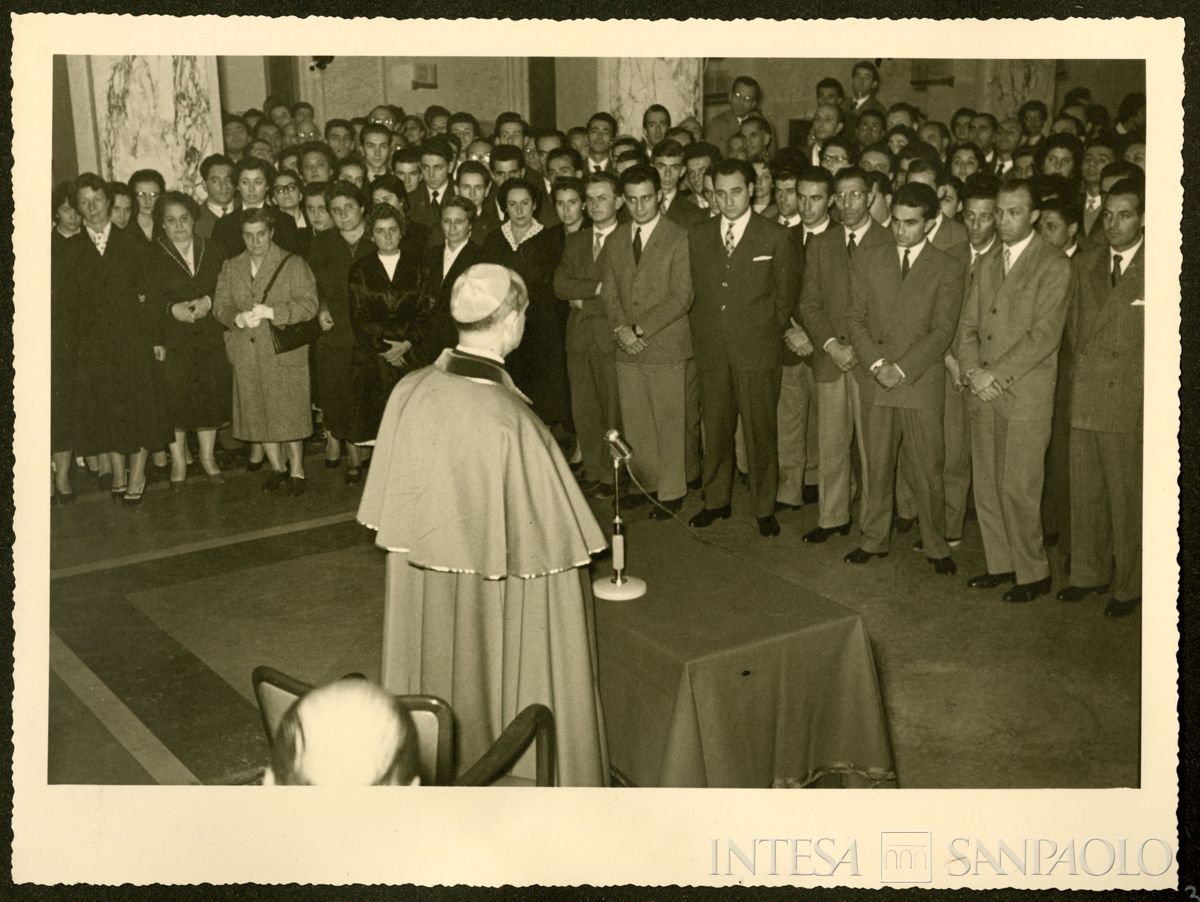Visita dell'arcivescovo Giovanni Battista Montini alla sede del Banco Ambrosiano a Milano, 7 ottobre 1955 (Foto N. Ferrario)