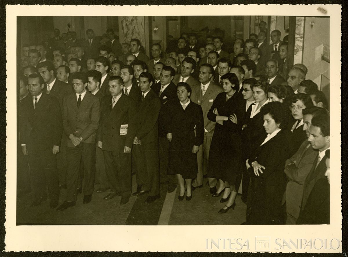 Il personale del Banco Ambrosiano durante la visita dell'arcivescovo Giovanni Battista Montini alla sede dell'Istituto, 7 ottobre 1955 (Foto N. Ferrario)