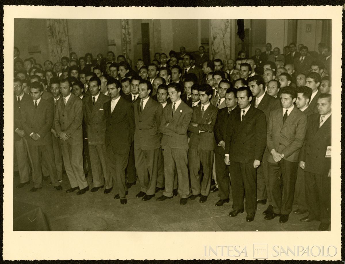 Il personale del Banco Ambrosiano durante la visita dell'arcivescovo Giovanni Battista Montini alla sede dell'Istituto, 7 ottobre 1955 (Foto N. Ferrario)