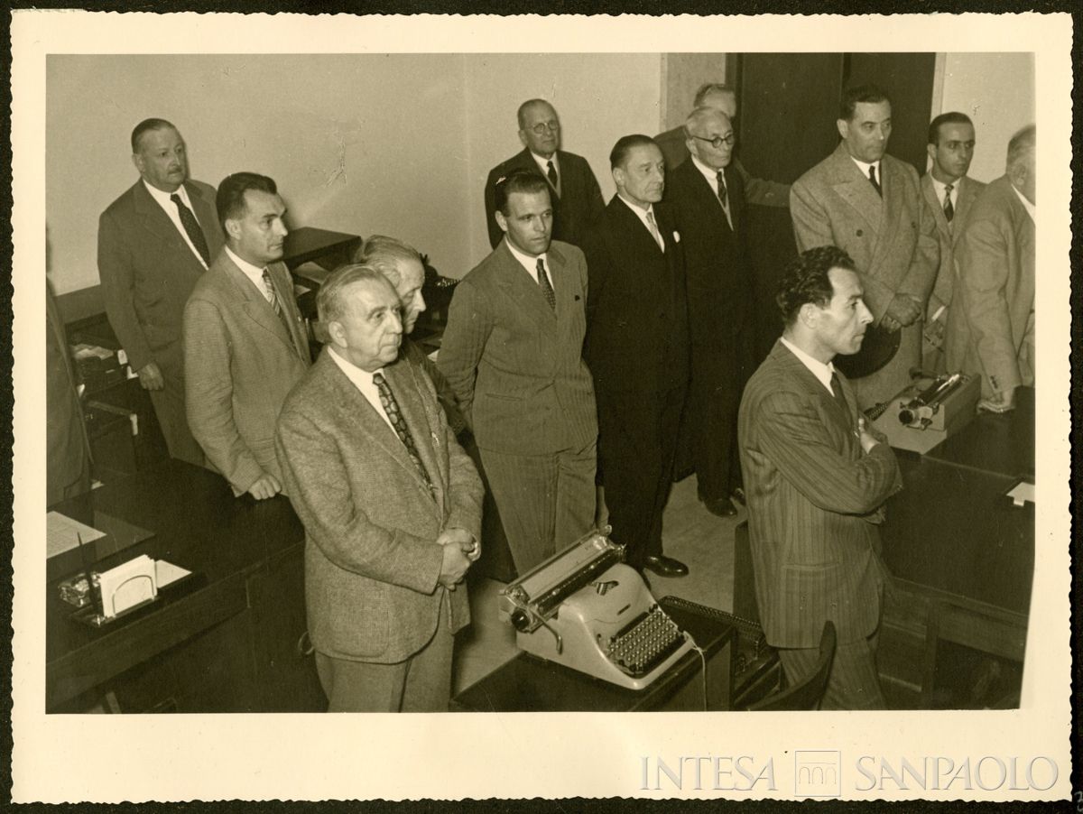 Il personale del Banco Ambrosiano durante la visita dell'arcivescovo Giovanni Battista Montini alla sede dell'Istituto, 7 ottobre 1955 (Foto N. Ferrario)