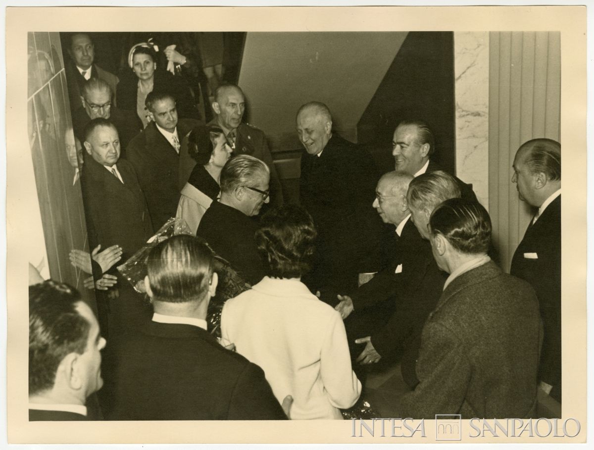 Arrivo del presidente della Repubblica Giovanni Gronchi all'inaugurazione dell'agenzia n. 15 di piazza della Repubblica del Banco Ambrosiano, 8 dicembre 1955 (fotografo sconosciuto)