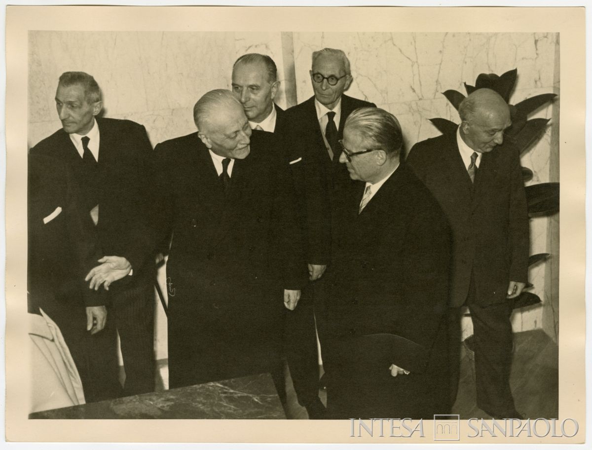Il presidente della Repubblica Giovanni Gronchi, secondo da dx, con il presidente del Banco Ambrosiano Tommaso Gallarati Scotti all'inaugurazione dell'agenzia n. 15 di piazza della Repubblica, 8 dicembre 1955 (fotografo sconosciuto)