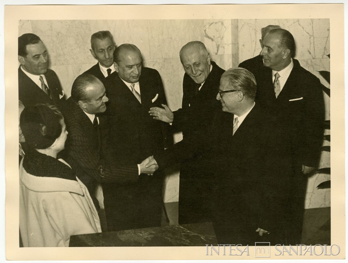Stretta di mano tra il presidente della Repubblica Giovanni Gronchi e il consigliere Felice Fossati Bellani all'inaugurazione dell'agenzia n. 15 di piazza della Repubblica del Banco Ambrosiano; dietro da dx, Enrico Rubini, Tommaso Gallarati Scotti, Carlo Alessandro Canesi e Vincenzo Negri da Oleggio, 8 dicembre 1955 (fotografo sconosciuto)