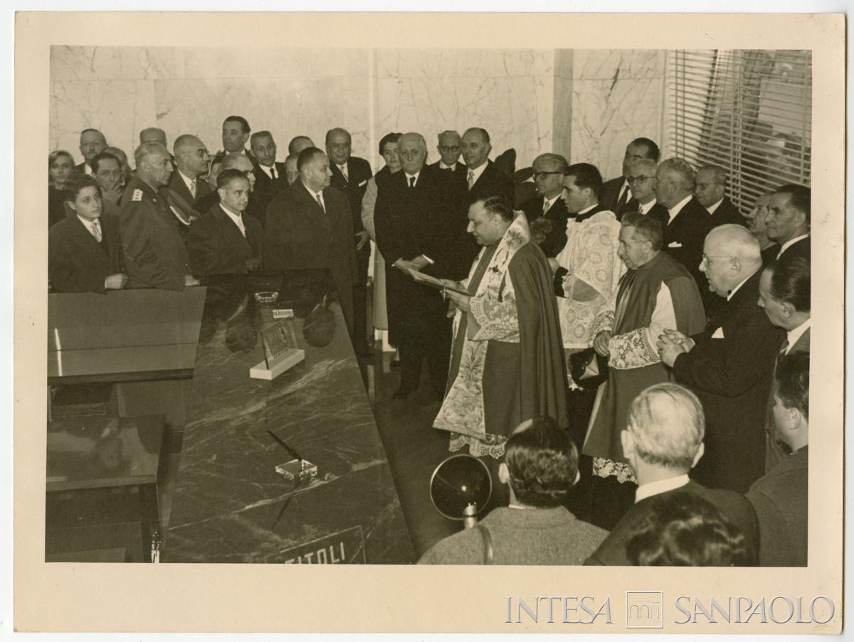 Inaugurazione dell'agenzia n. 15 di piazza della Repubblica del Banco Ambrosiano, 8 dicembre 1955 (N. Ferrario)