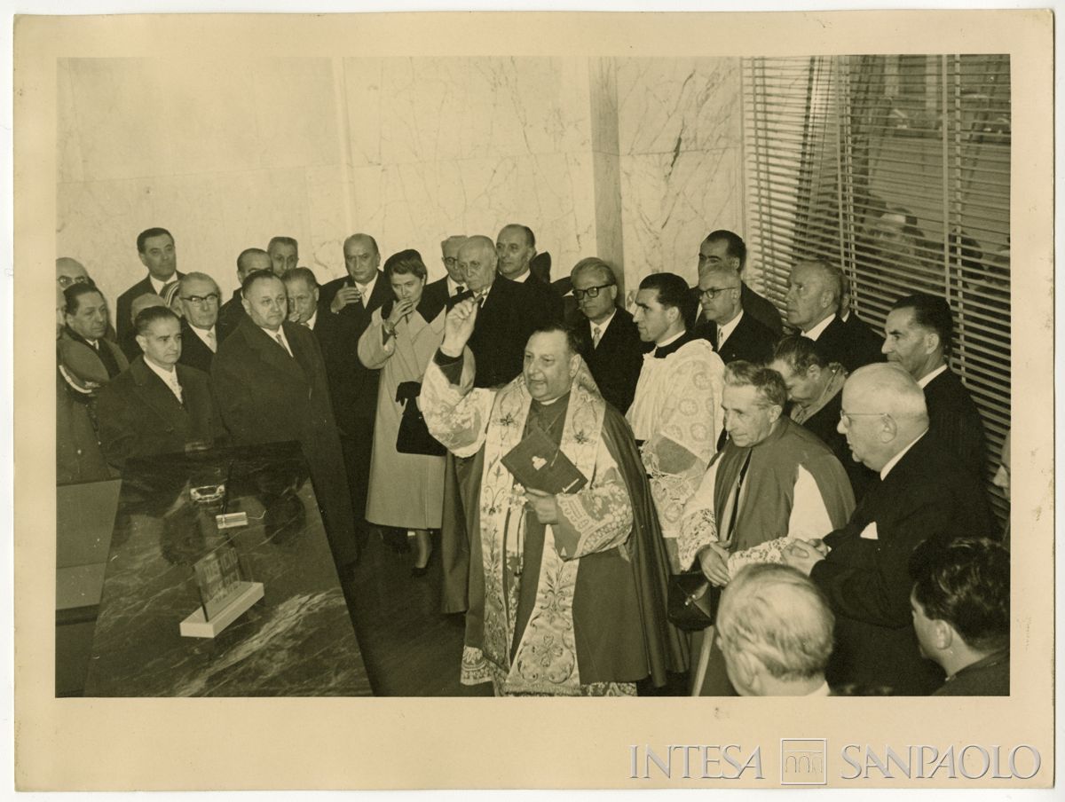 Benedizione dell'agenzia n. 15 di piazza della Repubblica del Banco Ambrosiano, 8 dicembre 1955 (N. Ferrario)