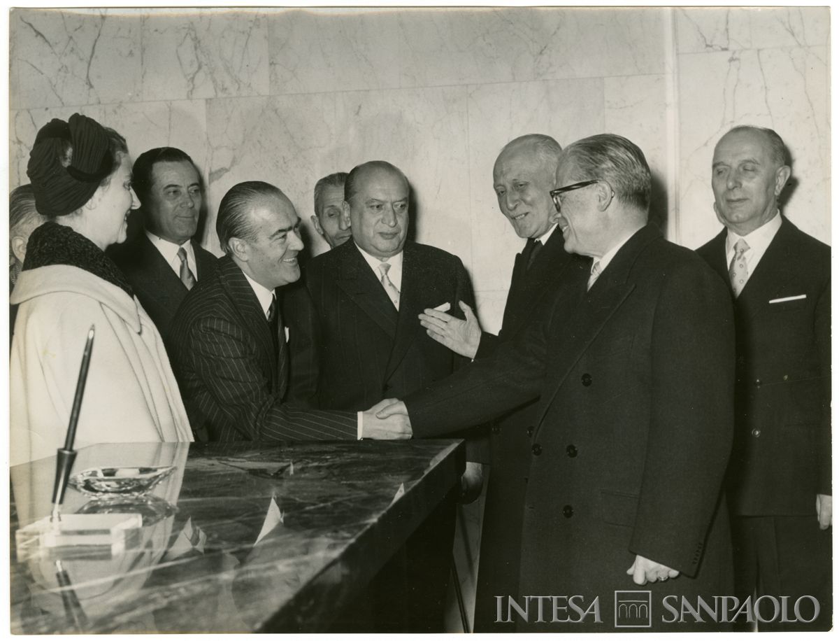 Saluti del presidente della Repubblica Giovanni Gronchi all'inaugurazione dell'agenzia n. 15 di piazza della Repubblica del Banco Ambrosiano, 8 dicembre 1955 (Publifoto)
