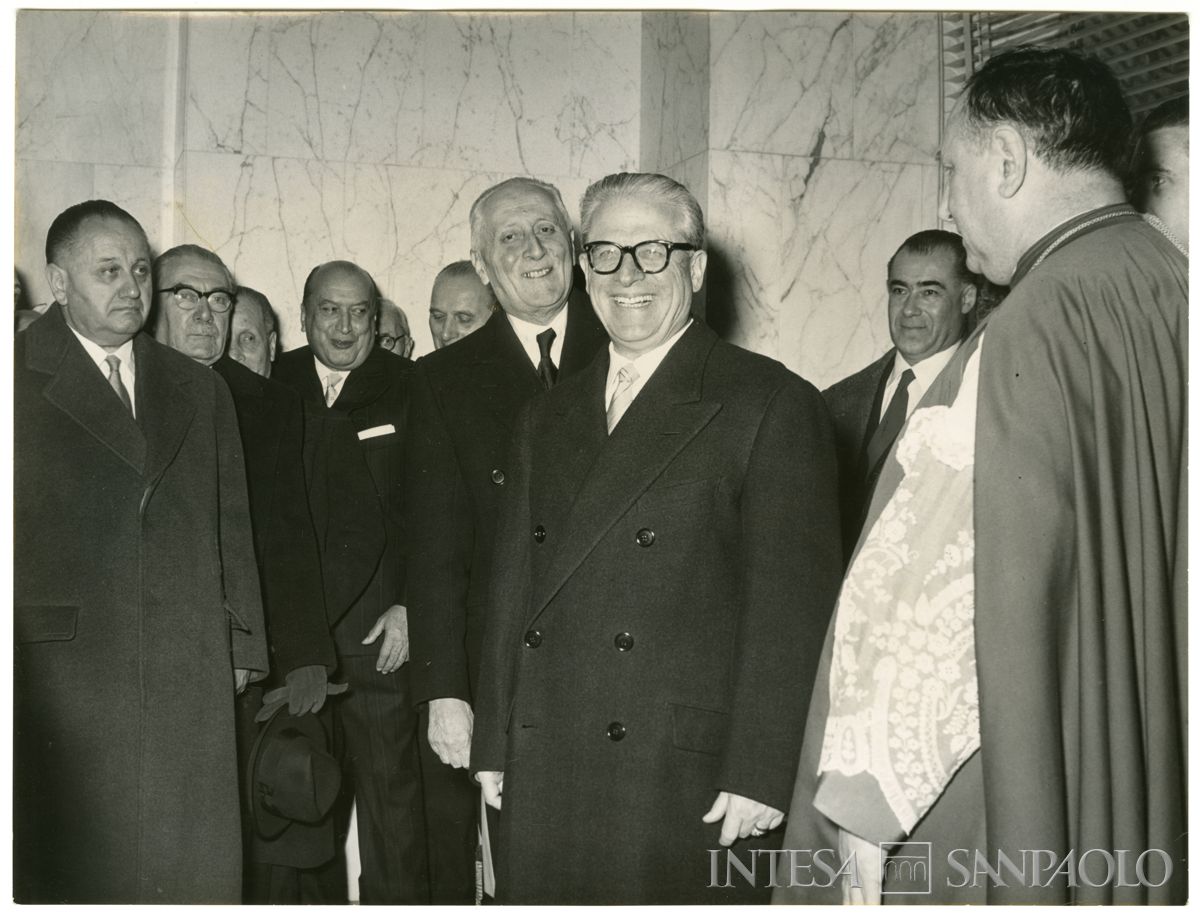Il presidente della Repubblica Giovanni Gronchi, davanti in centro, all'inaugurazione dell'agenzia n. 15 di piazza della Repubblica del Banco Ambrosiano; dietro a sinistra il presidente del Banco Ambrosiano Tommaso Gallarati Scotti e secondo da sx il sindaco di Milano Virgilio Ferrari, 8 dicembre 1955 (Publifoto)