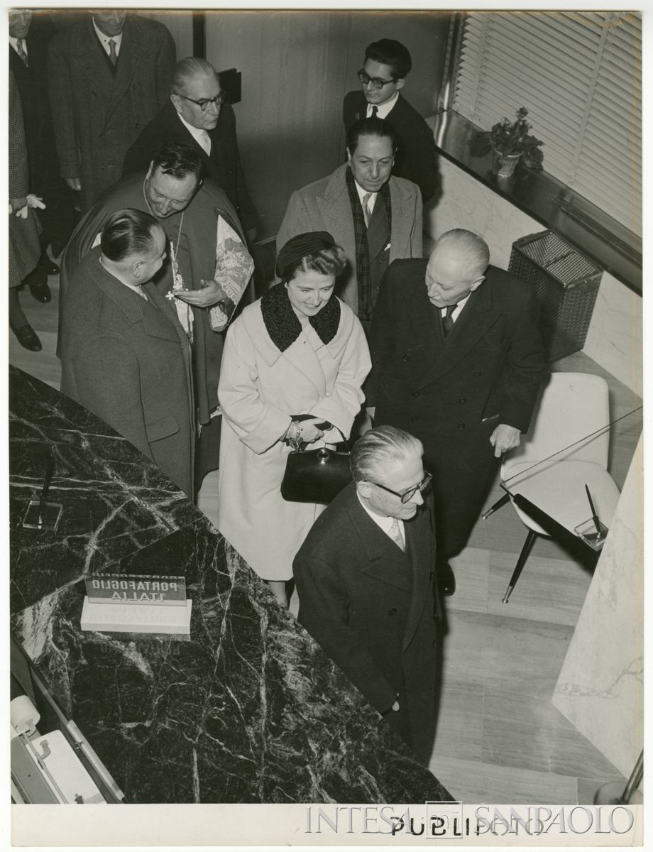 Il presidente della Repubblica Giovanni Gronchi, davanti, all'inaugurazione dell'agenzia n. 15 di piazza della Repubblica del Banco Ambrosiano; dietro la moglie Carla Bissantini con accanto il presidente del Banco Ambrosiano Tommaso Gallarati Scotti, 8 dicembre 1955 (Publifoto)