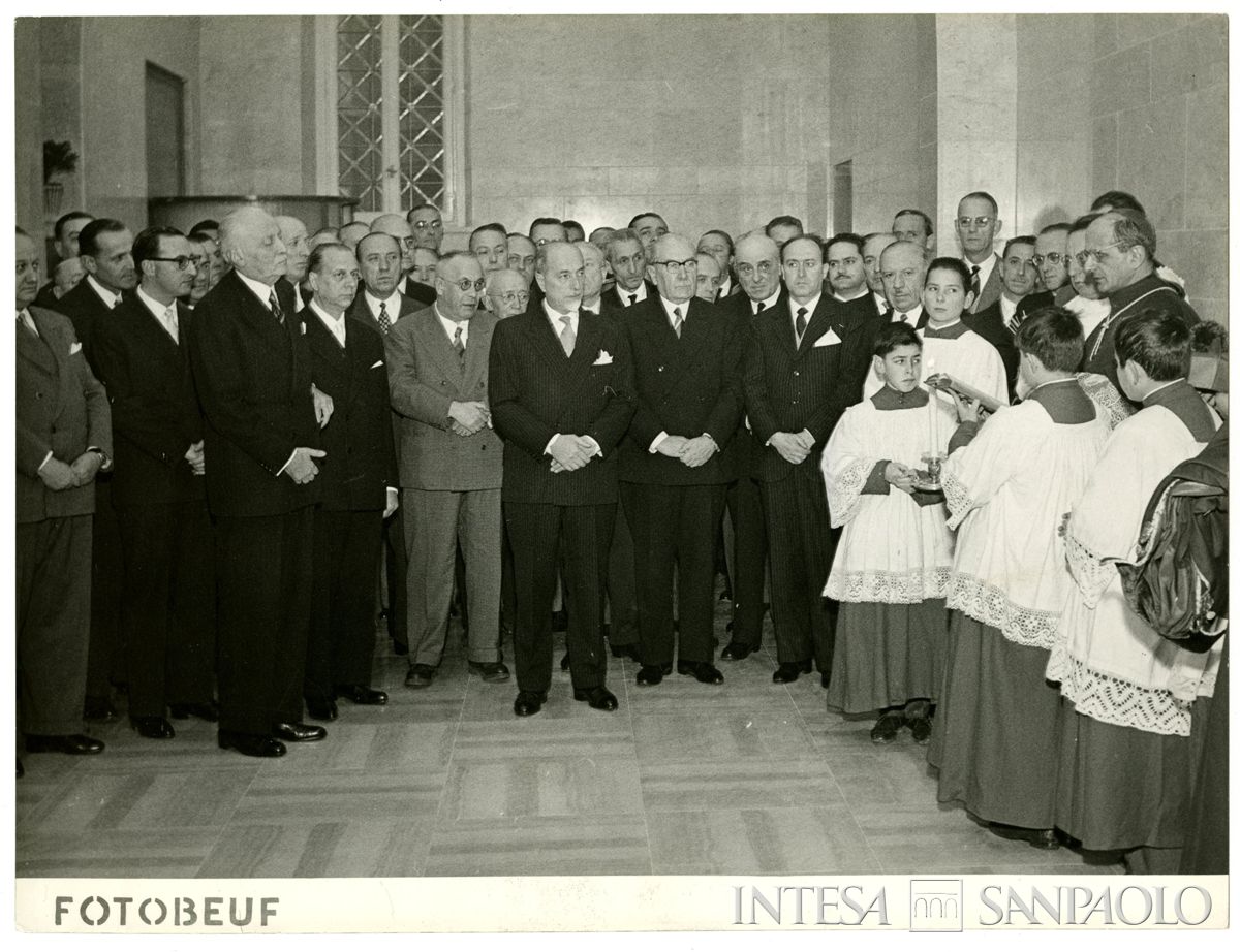 Celebrazione dell'arcivescovo Montini per l'inaugurazione della nuova ala della sede di Milano del Banco Ambrosiano, 9 dicembre 1956 (Fotobeuf)