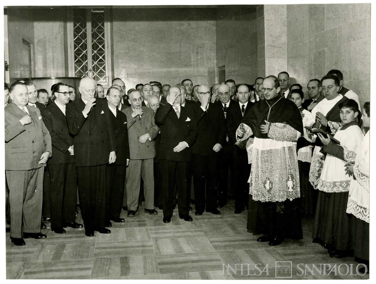 Benedizione dell'arcivescovo Montini per l'inaugurazione della nuova ala della sede di Milano del Banco Ambrosiano, 9 dicembre 1956 (Publifoto)