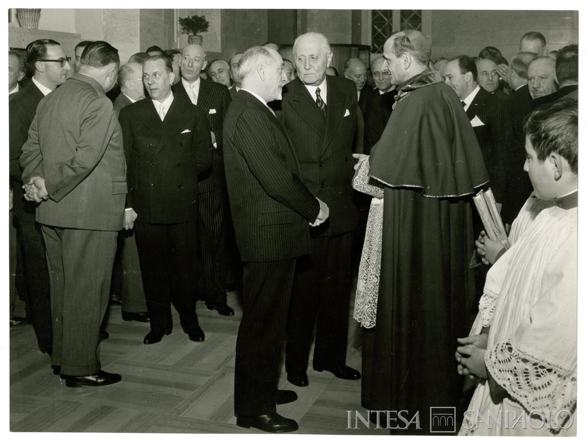 Inaugurazione della nuova ala della sede di Milano del Banco Ambrosiano, con il cardinal Montini in conversazione con il ministro del Tesoro Giuseppe Medici (di profilo) e il presidente del Banco Ambrosiano Tommaso Gallarati Scotti; sulla sx in abito scuro il presidente della Cariplo Giordano Dell'Amore, 9 dicembre 1956 (Publifoto)