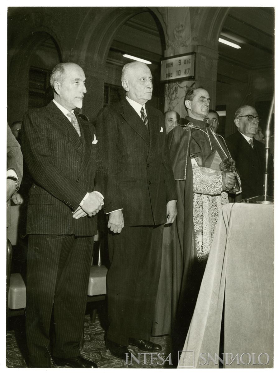 Inaugurazione della nuova ala della sede di Milano del Banco Ambrosiano con, da sinistra, il ministro del Tesoro Giuseppe Medici, il presidente del Banco Ambrosiano Tommaso Gallarati Scotti e il cardinal Montini, 9 dicembre 1956 (Foto Reportage Attualitào)
