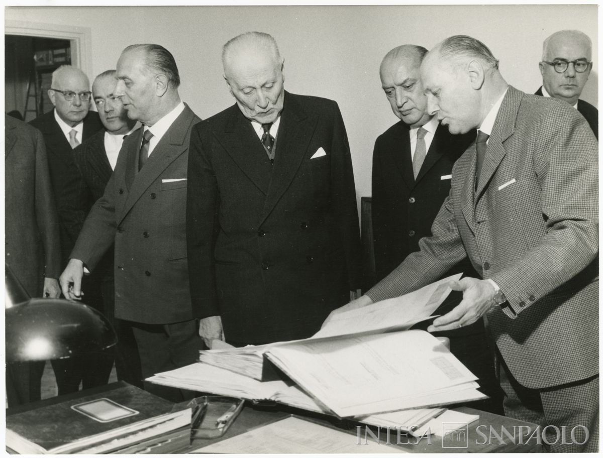 Visita delle alte cariche del Banco Ambrosiano ai locali del centro elettro-contabile il giorno dopo l'inaugurazione, Milano, 10 dicembre 1958 (Publifoto)