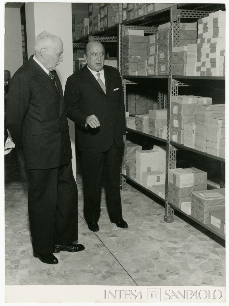 Visita del presidente dell'Istituto Tommaso Gallarati Scotti (a sinistra) e Carlo Alessandro Canesi al magazzino stampati del centro elettro-contabile del Banco Ambrosiano di Milano, 10 dicembre 1958 (Publifoto)