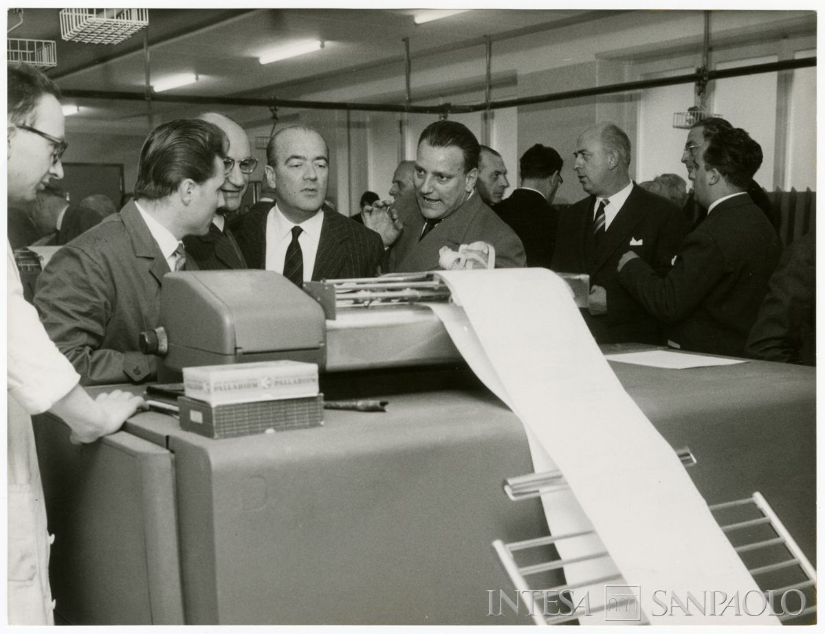 Visita delle alte cariche del Banco Ambrosiano ai locali del centro elettro-contabile il giorno dopo l'inaugurazione, Milano, 10 dicembre 1958 (Publifoto)