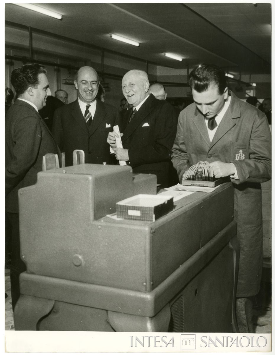 Visita delle alte cariche del Banco Ambrosiano ai locali del centro elettro-contabile il giorno dopo l'inaugurazione, Milano, 10 dicembre 1958 (Publifoto)
