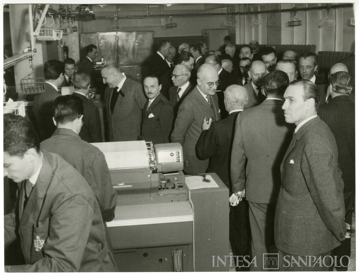 Visita delle alte cariche del Banco Ambrosiano ai locali del centro elettro-contabile il giorno dopo l'inaugurazione, Milano, 10 dicembre 1958 (Publifoto)