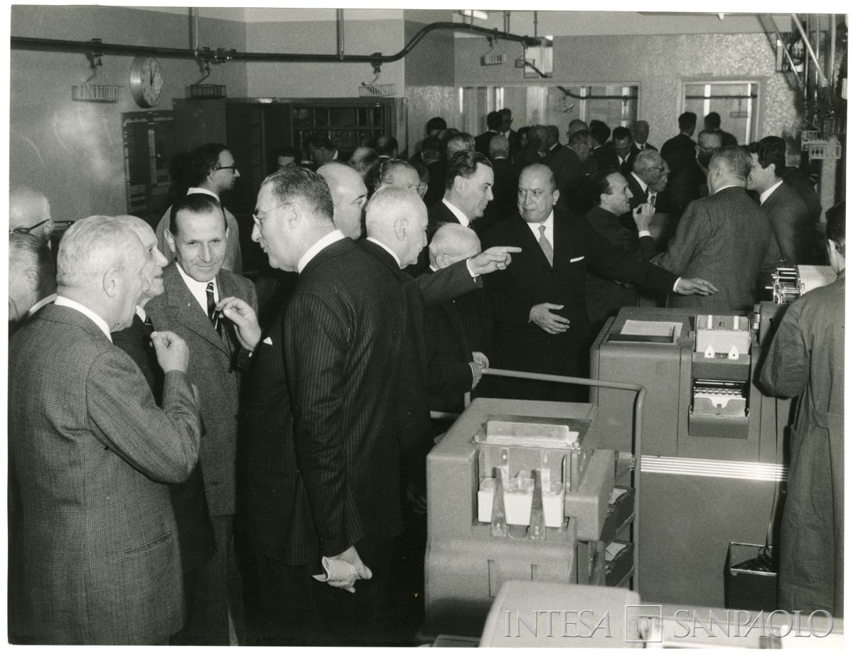 Visita delle alte cariche del Banco Ambrosiano ai locali del centro elettro-contabile il giorno dopo l'inaugurazione, Milano, 10 dicembre 1958 (Publifoto)