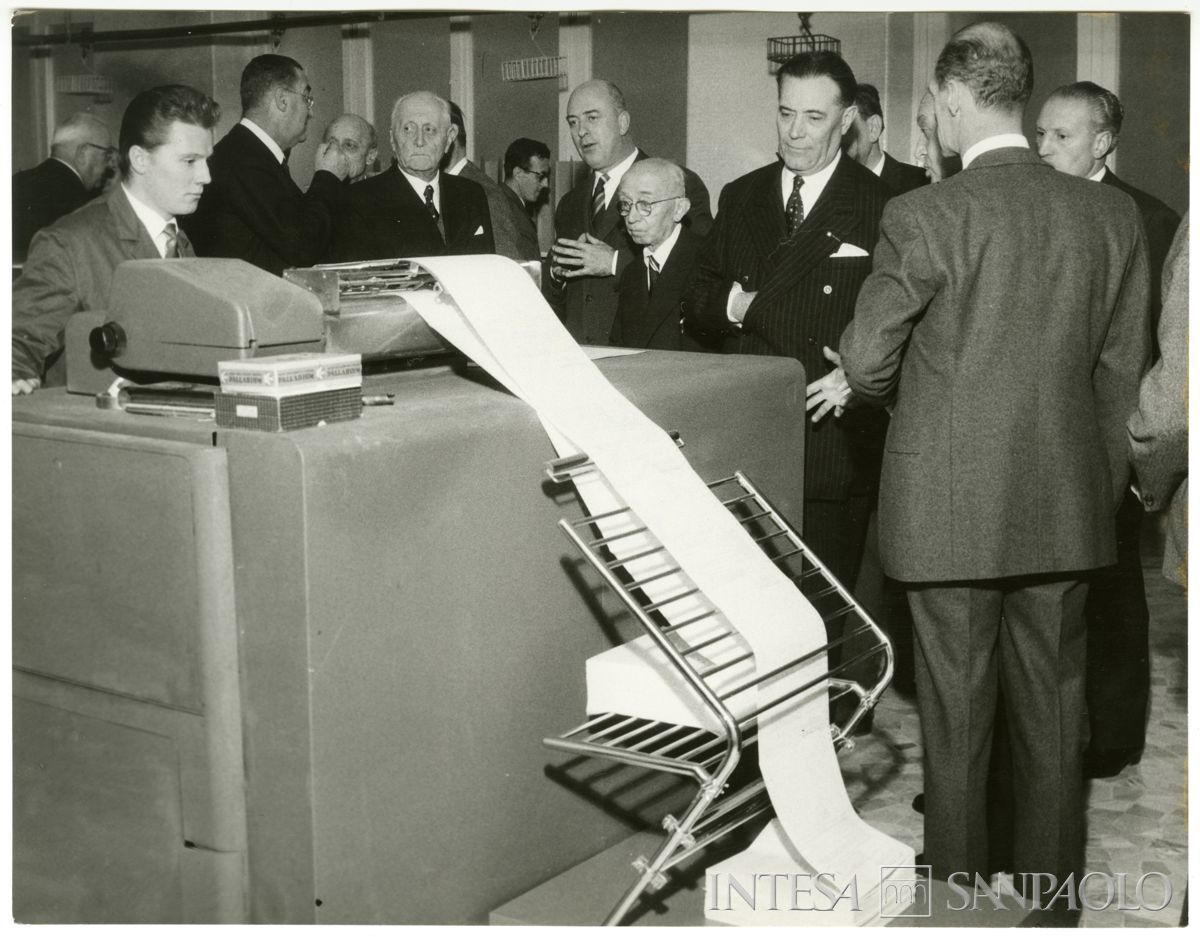 Visita delle alte cariche del Banco Ambrosiano ai locali del centro elettro-contabile il giorno dopo l'inaugurazione, Milano, 10 dicembre 1958 (Publifoto)