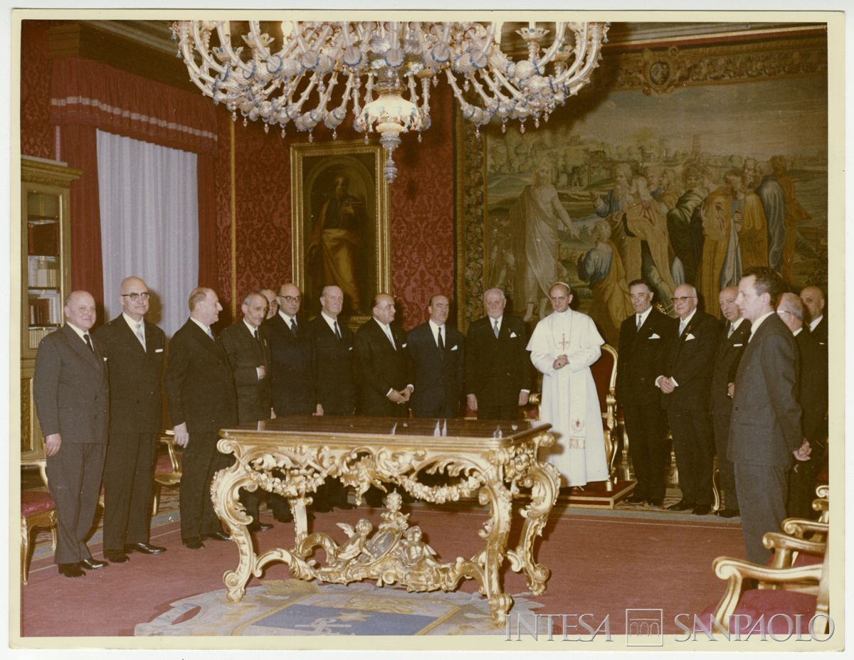 Udienza privata da Papa Paolo VI nel Palazzo Vaticano degli amministratori del Banco Ambrosiano; quarto da sx, Vincenzo Negri da Oleggio, tre persone n.i., Carlo Canesi, Felice Fossati Bellani, Tommaso Gallarati Scotti, il Papa, persona n.i., Luigi Brusati e Uberto Dell'Orto, 12 dicembre 1963 (Pontificia fotografia Felici)