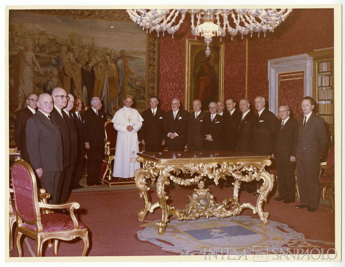 Udienza privata da Papa Paolo VI nel Palazzo Vaticano degli amministratori del Banco Ambrosiano; terzo da dx, Ruggero Mozzana, Enrico Rubini, due persone n.i. e Giuseppe Cavazzana, 12 dicembre 1963 (Pontificia fotografia Felici)